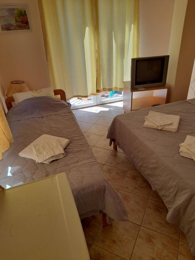 Bato Rooms Pestani Bagian luar foto