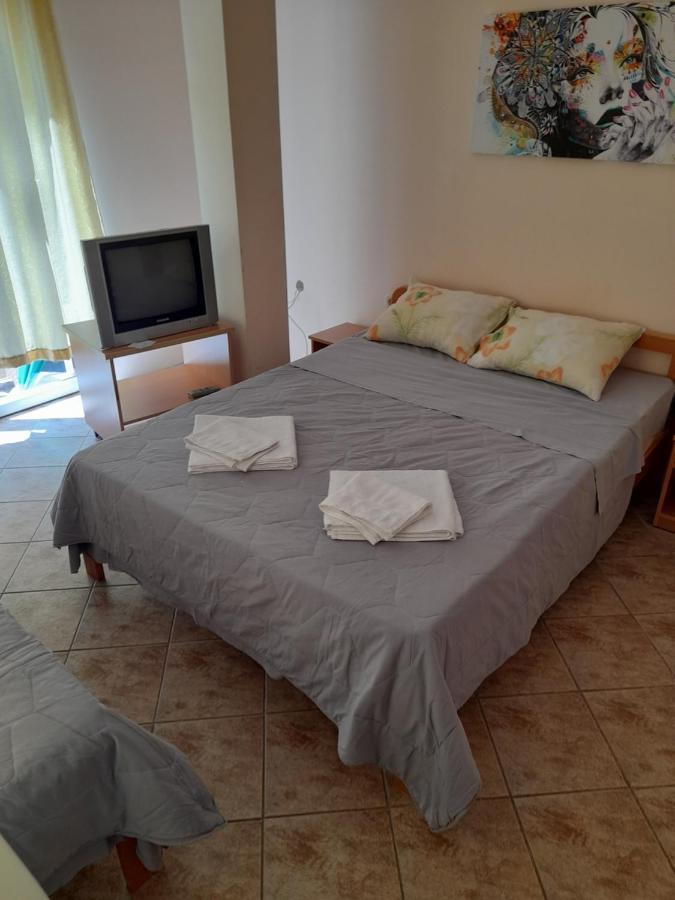 Bato Rooms Pestani Bagian luar foto