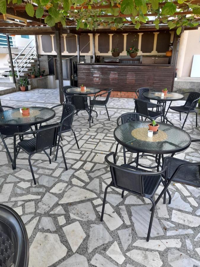 Bato Rooms Pestani Bagian luar foto