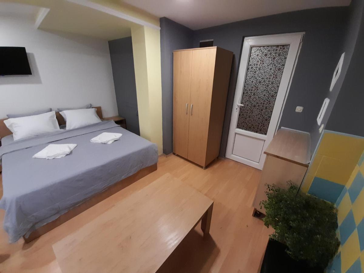 Bato Rooms Pestani Bagian luar foto