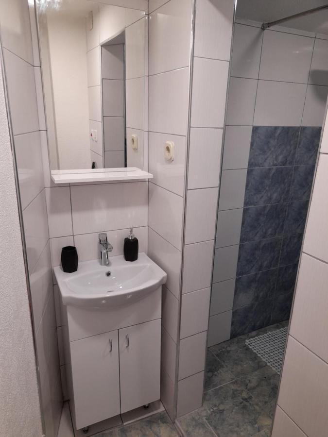 Bato Rooms Pestani Bagian luar foto