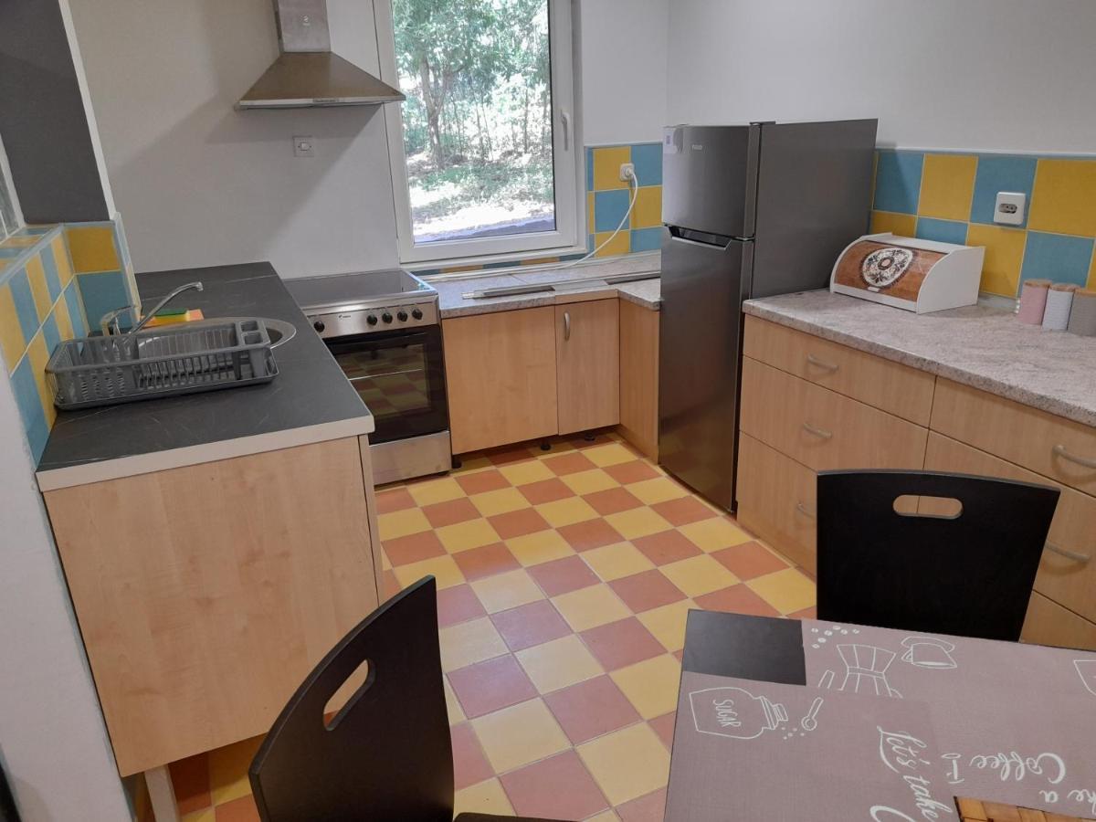 Bato Rooms Pestani Bagian luar foto