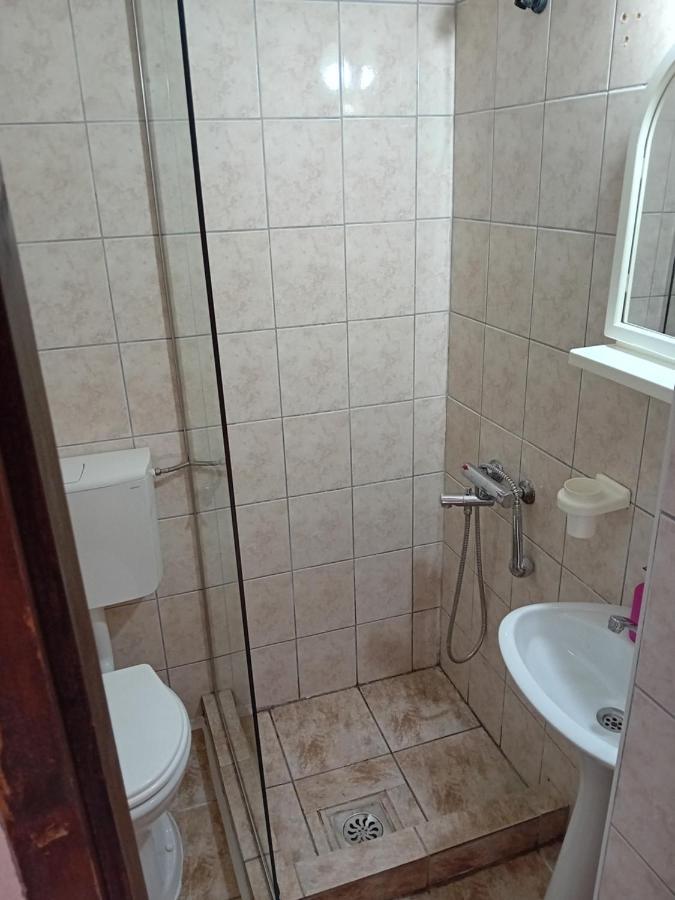Bato Rooms Pestani Bagian luar foto