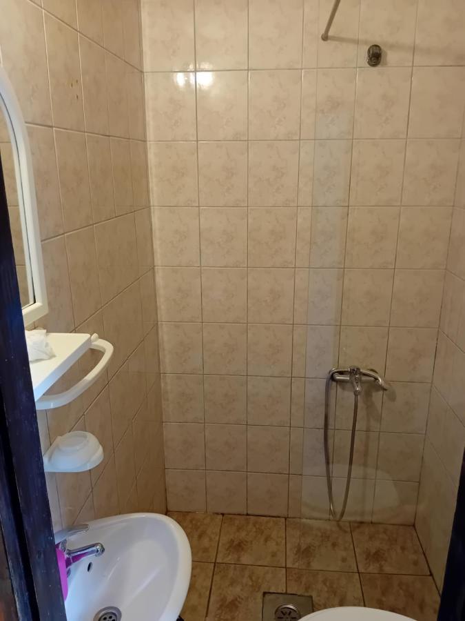 Bato Rooms Pestani Bagian luar foto