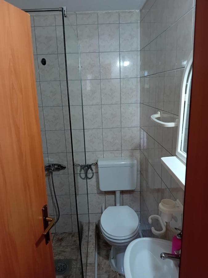 Bato Rooms Pestani Bagian luar foto