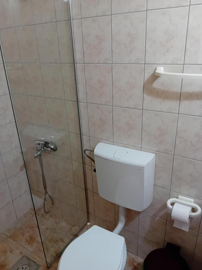 Bato Rooms Pestani Bagian luar foto
